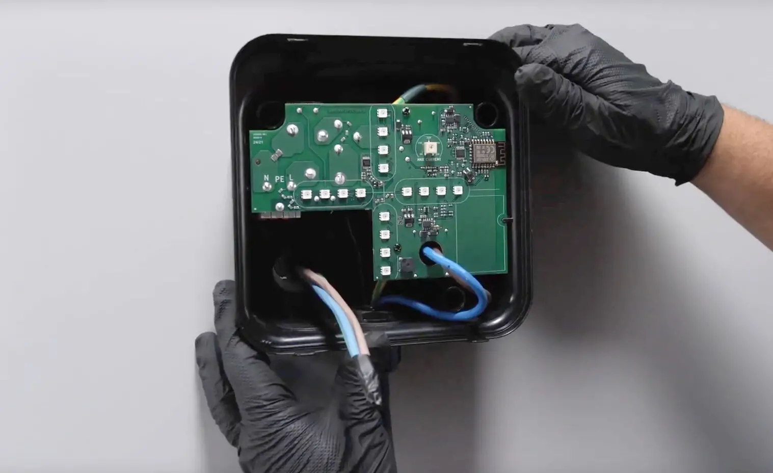 Statie Incarcare Masini Electrice LEKTRI.CO 1P7K + Montaj Gratuit; Monofazata, 7.4 kW, 32A, Type 2, Cablu 5m, Wi-Fi